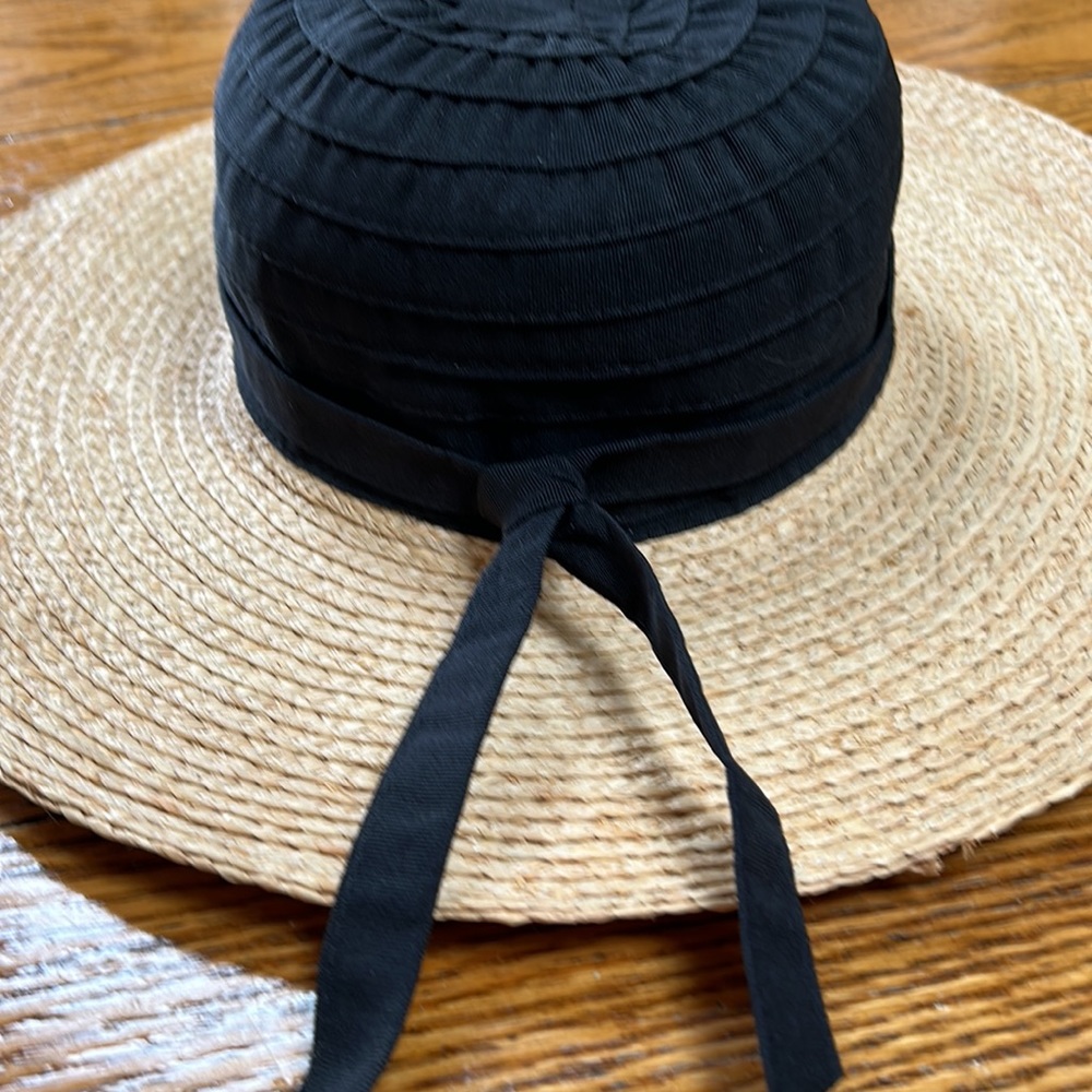 Sun ‘N’ Sand black grosgrain & tan straw fiber hat.  One size, good condition.